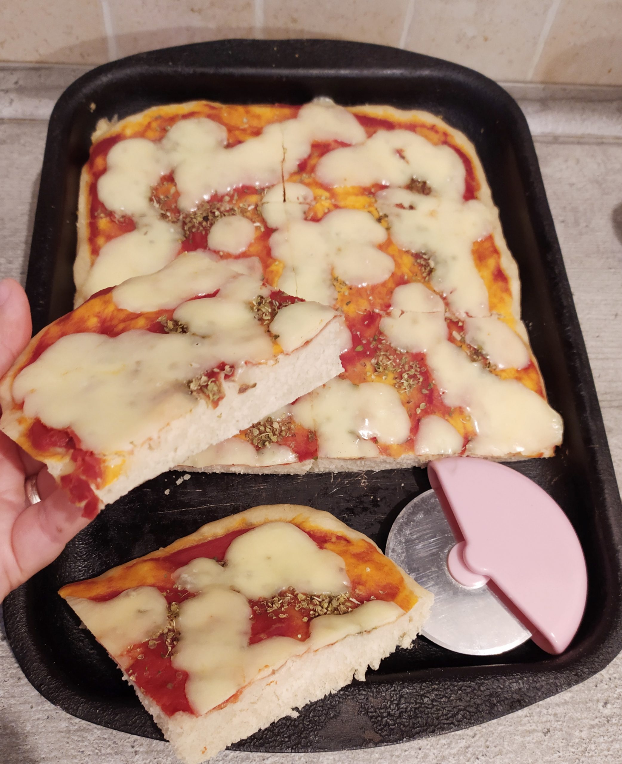 Pizza alta con pomodoro e mozzarella