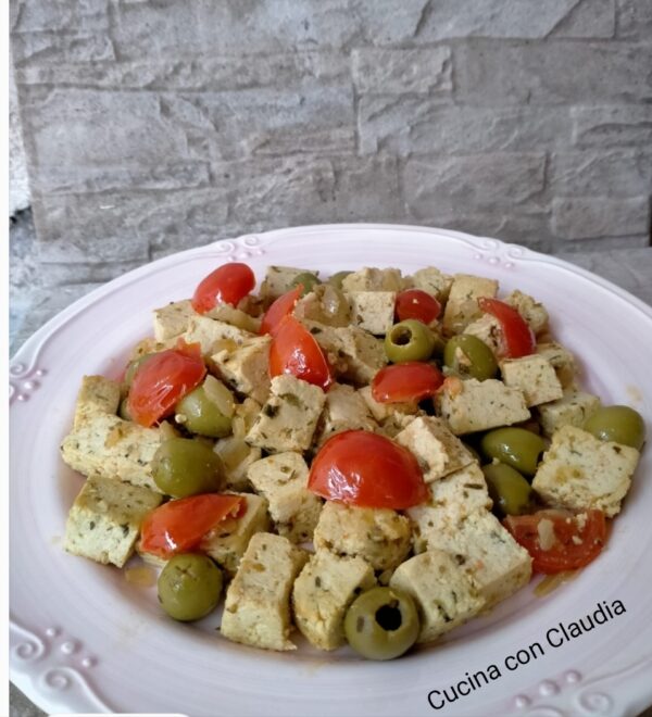 Tofu con pomodorini e olive verdi