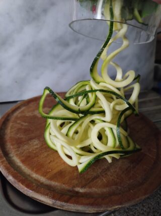 Spaghetti di zucchine al pesto